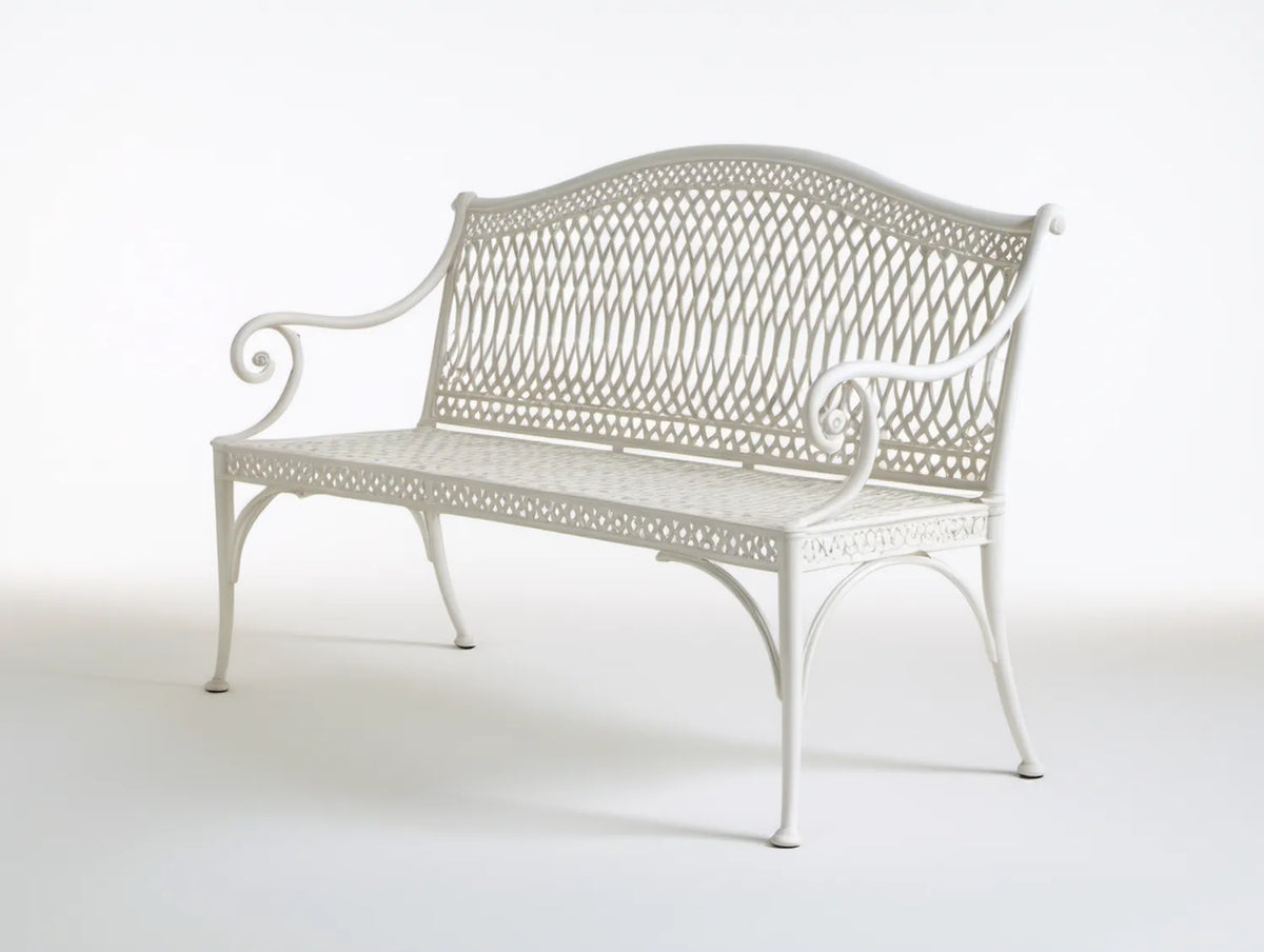 Biała ławka ogrodowa z odlewanego aluminium 120 x 60 x 95 cm z ażurowym oparciem